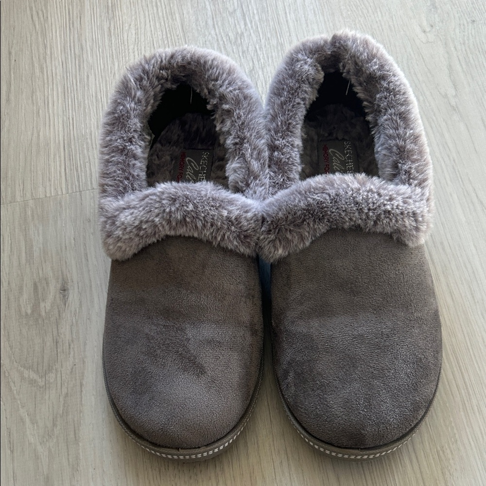 Skechers Woman’s Gray Fuzzy Slippers